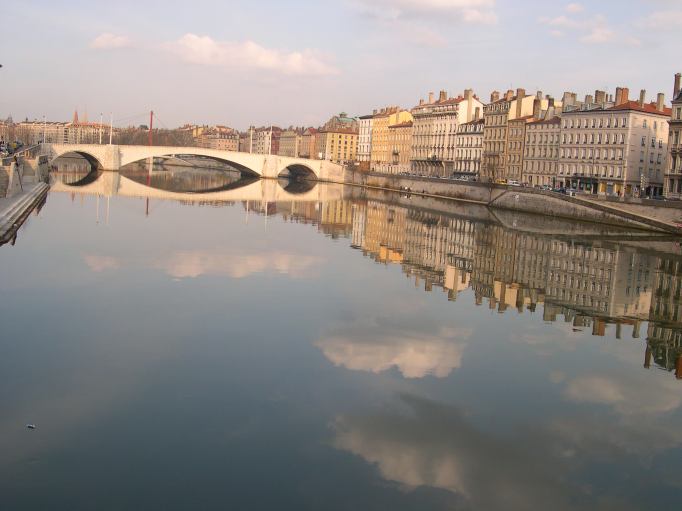  joli pont de pierres sur la Saône